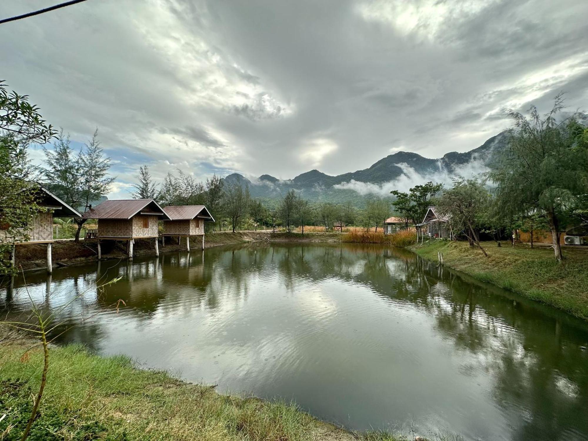 Numpu Baandin Hotel Sam Roi Yot Luaran gambar